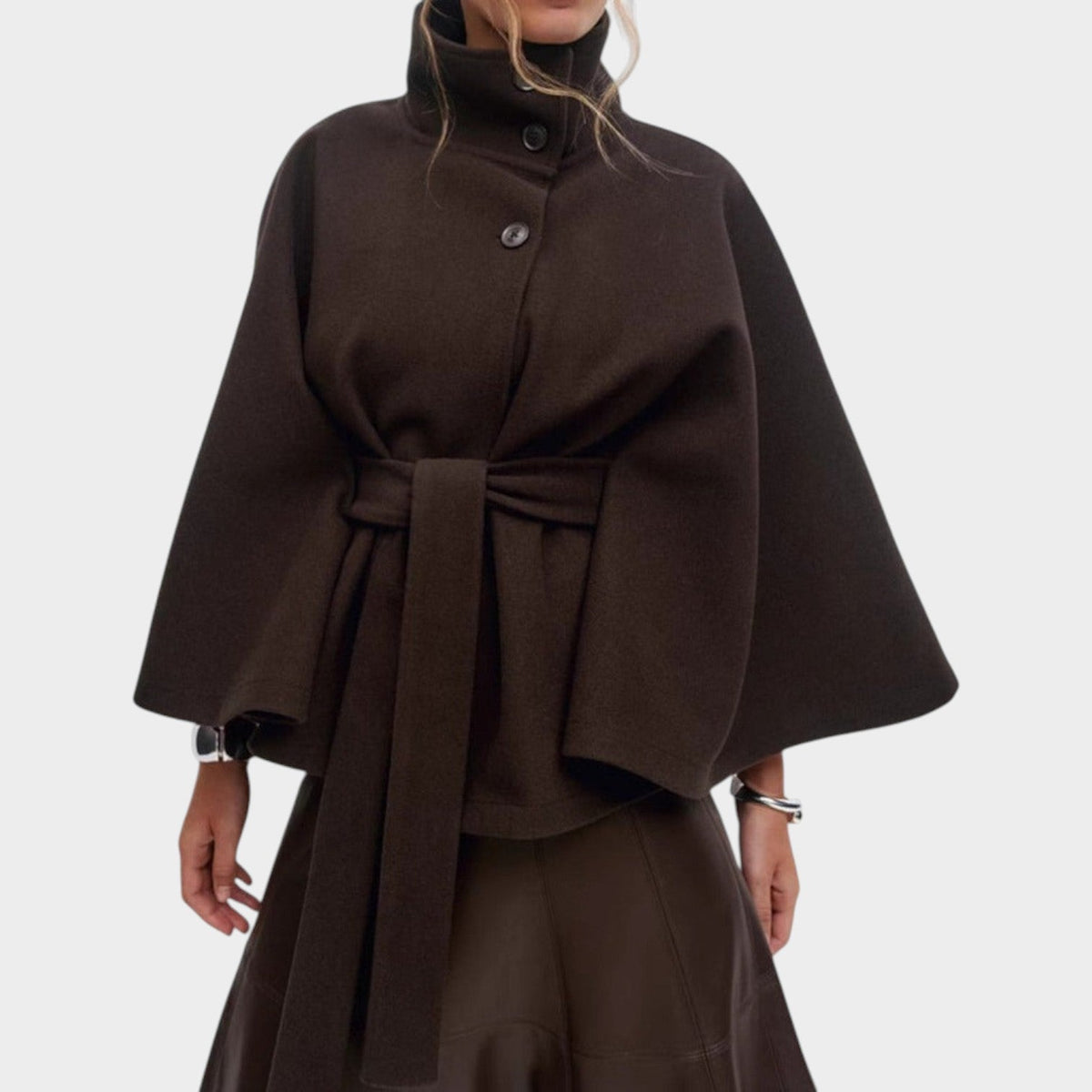 Női magas nyakú kabát lágyan redőzött, elegáns szabással